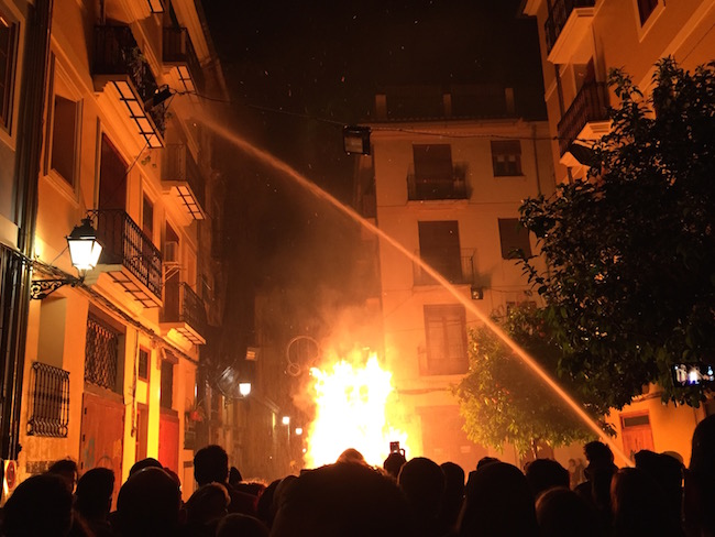 Huizen nat houden tijdens het verbranden van een falla (Valencia, Spanje)