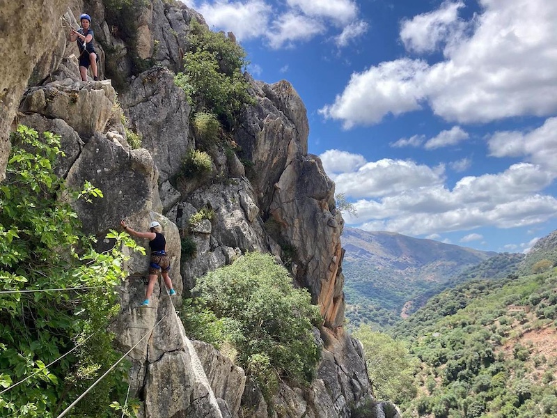 Klimmen op een via ferrata in de provincie Malaga (Andalusië)