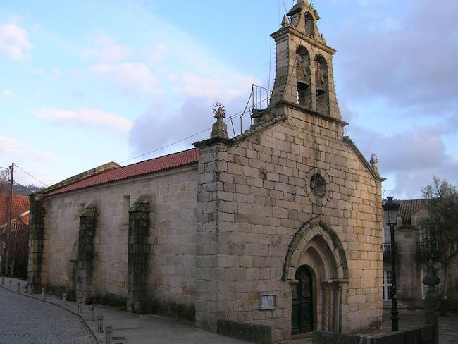 De Romaanse Santiago de Bembreve kerk buiten Vigo (Noord Spanje)