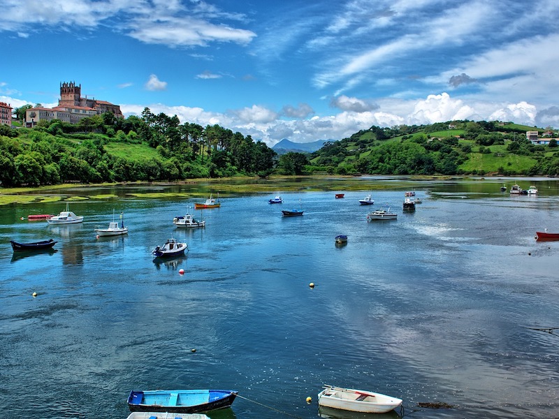 Visbootjes in San Vicente de Barquera in Noord-Spanje