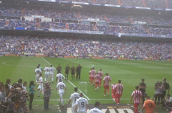 Een voetbalwedstrijd van Real Madrid in het Bernabeu Stadion (Madrid, Spanje)