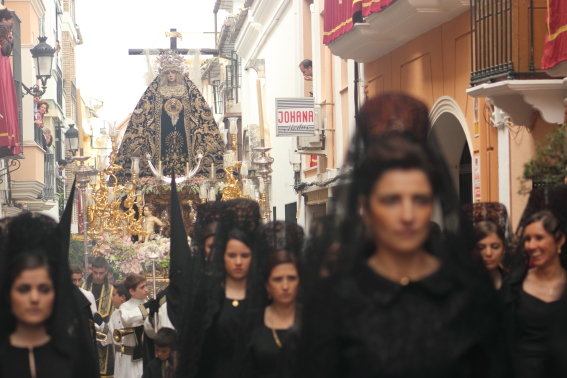 Vrouwen in traditionele zwarte klederdracht (mantilla) tijdens een paasprocessie in Andalusië