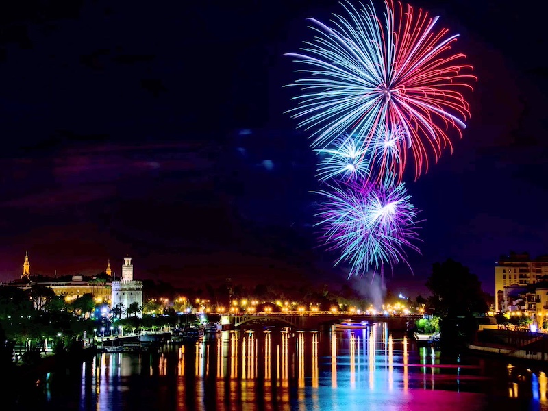 Vuurwerk ter afsluiting van de Feria de Abril in Sevilla