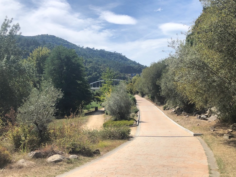 Pad langs de rivier voor de thermale trein van Ourense