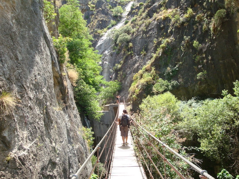 Wandelen over een hangbrug in de provincie Granada