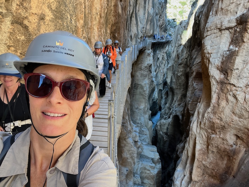 Helm dragen tijdens het wandelen over het Caminito del Rey pad