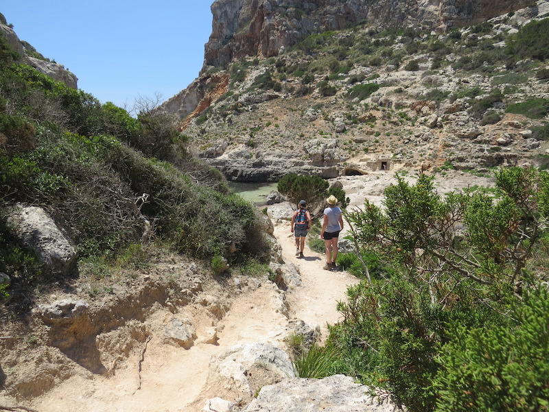 Wandelen over camí de cavalls tijdens vakantie op Menorca (Balearen)