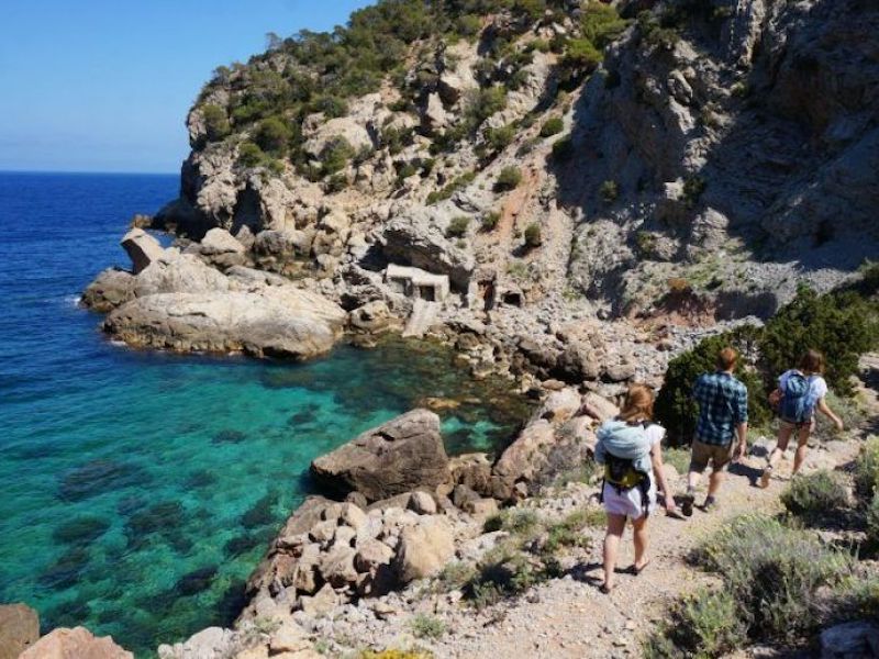 Wandelen tijdens een vakantie op Ibiza (Balearen)