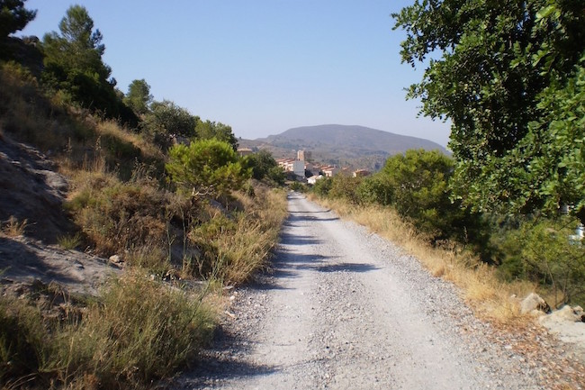 Uitzicht op Velez de Benaudalla tijdens de wandeling naar Las Lorcas
