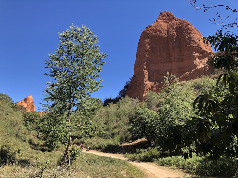 Ingestorte rotsen langs wandelpad Senda de las Valiñas in Las Médulas (provincie León)