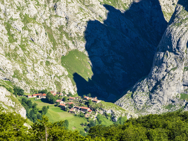 Berggehucht Bulnes in de Picos de Europa (Noord Spanje)