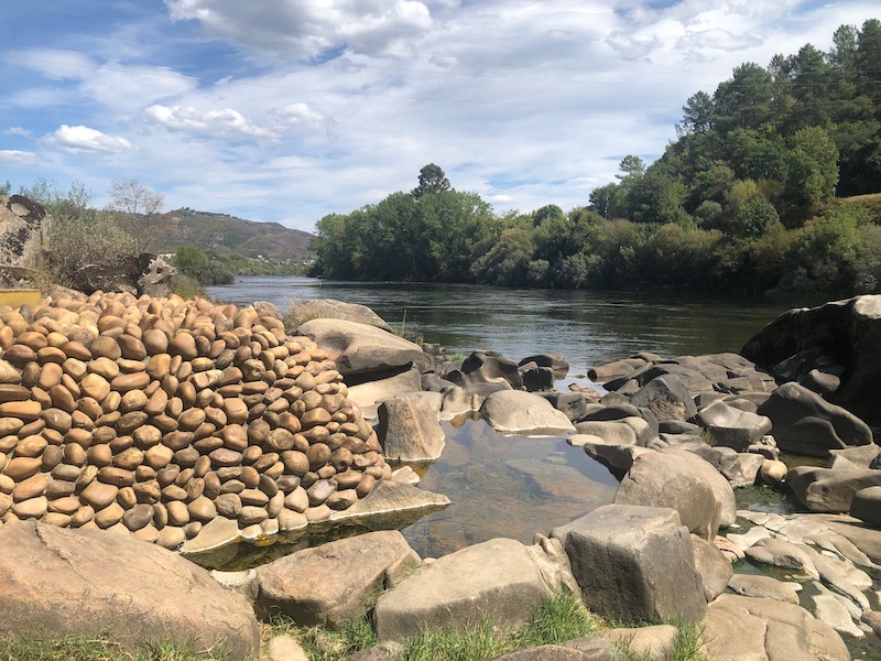 Plek langs de rivier in Ourense waar warm water tussen de stenen omhoog borrelt