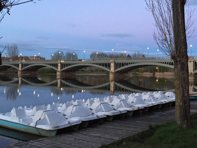 Waterfietsen huren aan oevers van Termes rivier in Salamanca