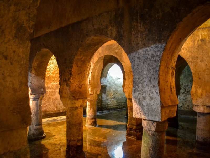 Waterreservoir onder Valetas paleis in monumentale binnenstad van Cáceres