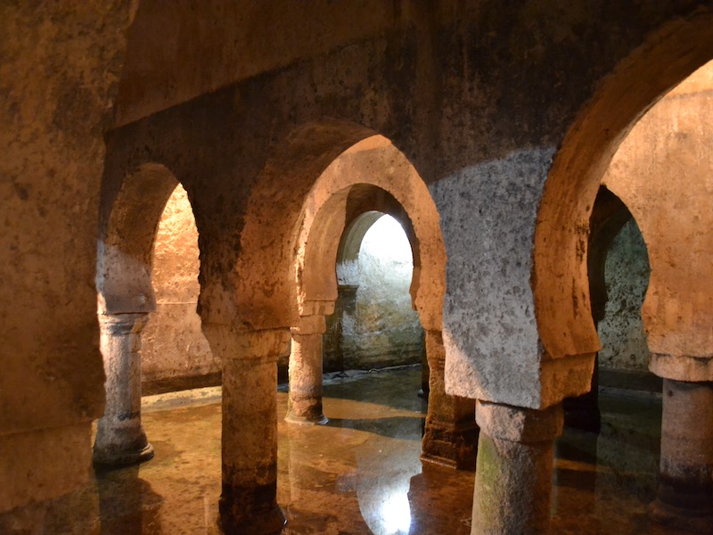 Waterreservoir onder Valetas paleis in monumentale binnenstad van Cáceres (Spanje)