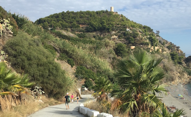 Het laatste stukje te voet afdalen naar Playa de Maro in Andalusië