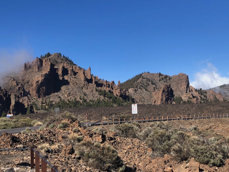 Goed geasfalteerde weg door nationaal park El Teide op Tenerife