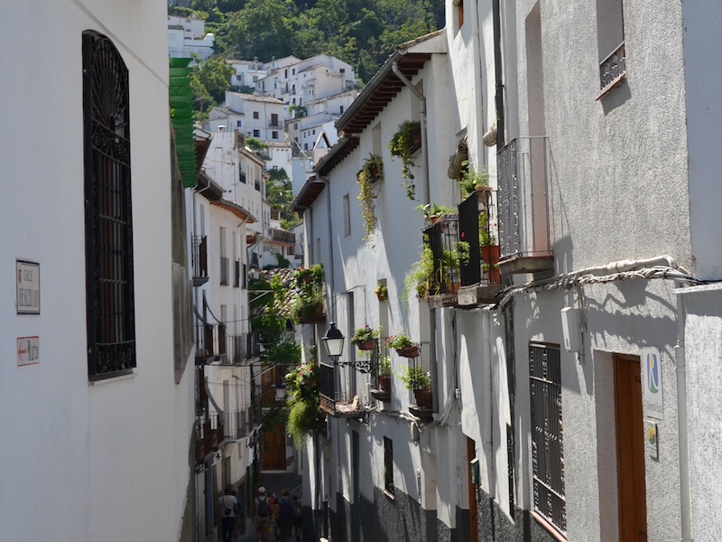 Smalle straat met witte huizen in Cazorla