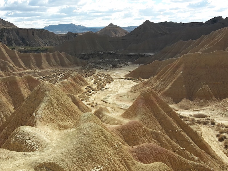 Kaal woestijnlandschap van Bardenas Reales in Spanje