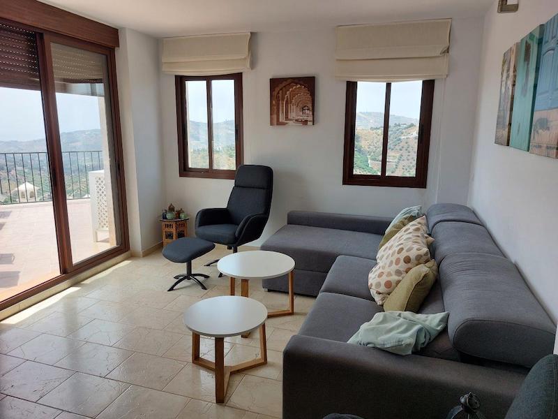 Woonkamer van Casa Poulsen met uitzicht op bergdorp Frigiliana