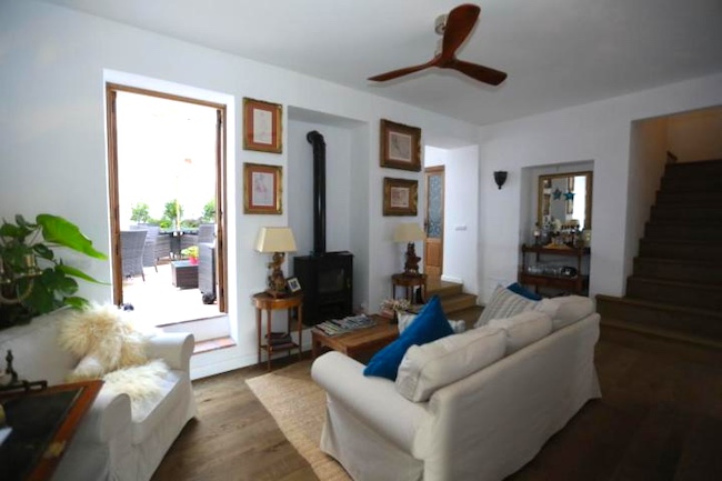 Knusse woonkamer met kachel bij Miller's of Frigiliana