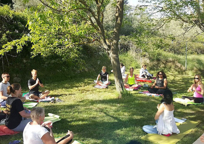 Yogalessen bij Casas Benalí