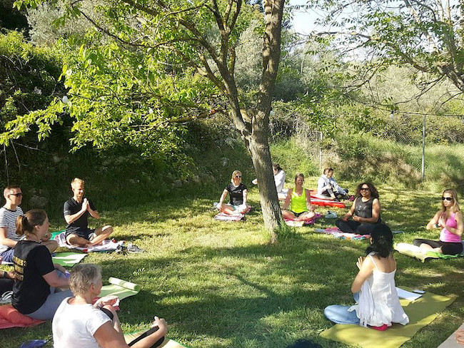 Yoga voor kinderen en volwassenen bij Casas Benalí