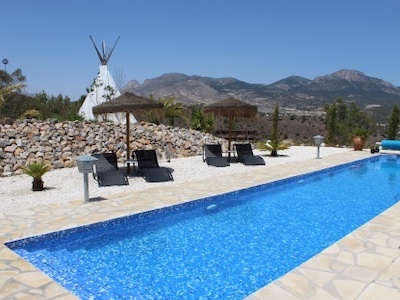 Zwembad en tipi-tent van Casa la Suerte