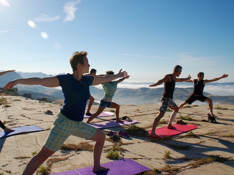 Yoga in El Torcal tijdens een yogavakantie bij Casa Rural Casa Valle de Oro