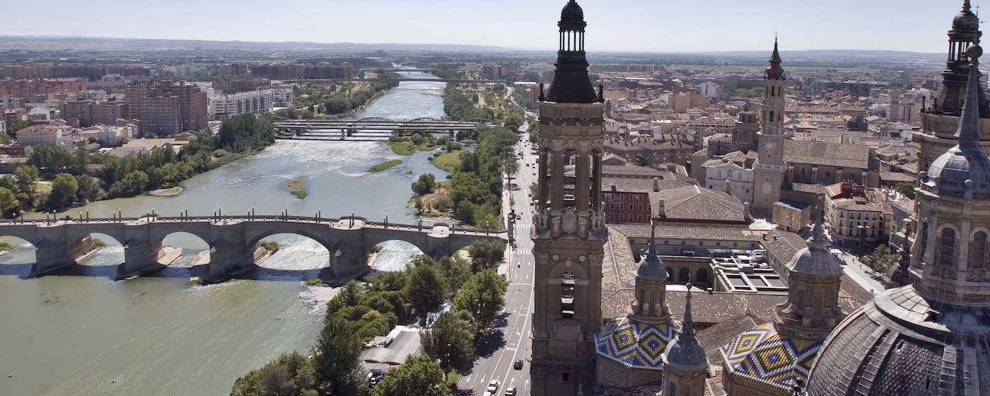 De aan de Ebro rivier gelegen stad Zaragoza in Aragón - Foto: Daniel Marcos