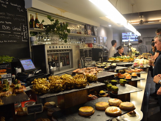 Een van de vele pintxos bars in gastronomische stad San Sebastian