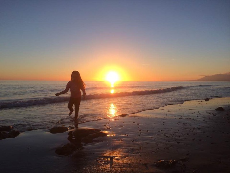 Zonsondergang aan het strand van Marbella aan de Costa del Sol in Andalusië