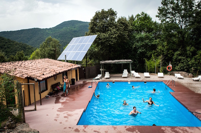 Zwembad en zonne-energie op de Nederlandstalige camping Manso Coguleras