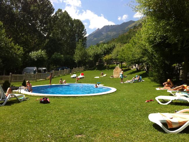 zwembad-camping-voraparc-espot-catalonie-pyreneeen-650x488.jpg