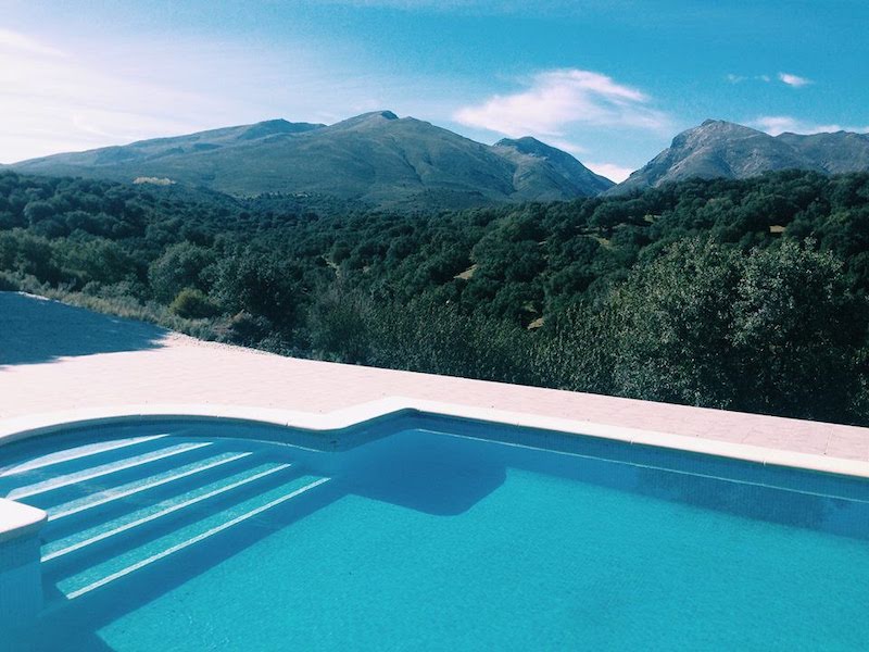 Zwembad van het kleine eco-park Vista Infinita met eindeloos uitzicht op de bergen van Granada