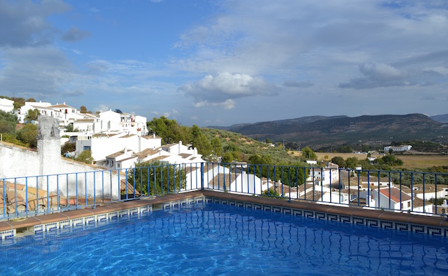 Witte bergdorp Zagrilla Alta vanuit zwembad van vakantiehuis La Ermita (een van vakantiehuizen van La Mimbre Rural) in Andalusië