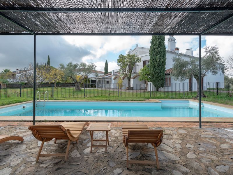 Het zwembad van Finca el Azahar in de provincie Cáceres (Extremadura)