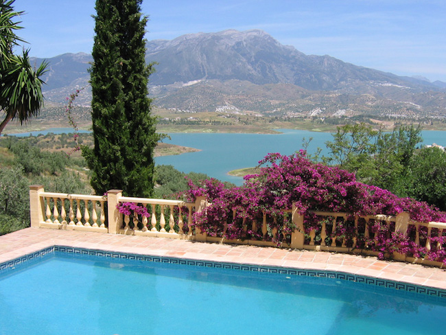 vanuit het zwembad van Castillejos Retreat heb je fantastisch uitzicht op het stuwmeer van Viñuela