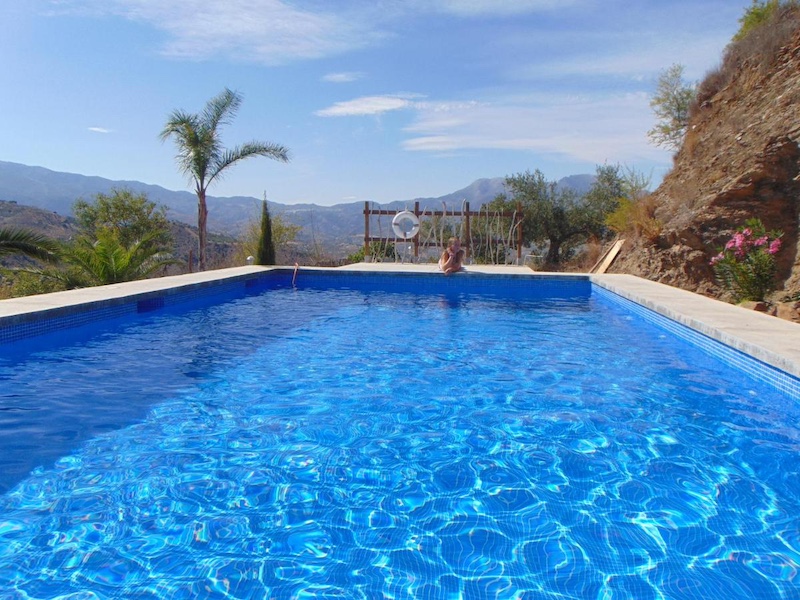 Zwembad Nido Aguila Blanca met uitzicht op bergen van Sierra de las Nieves