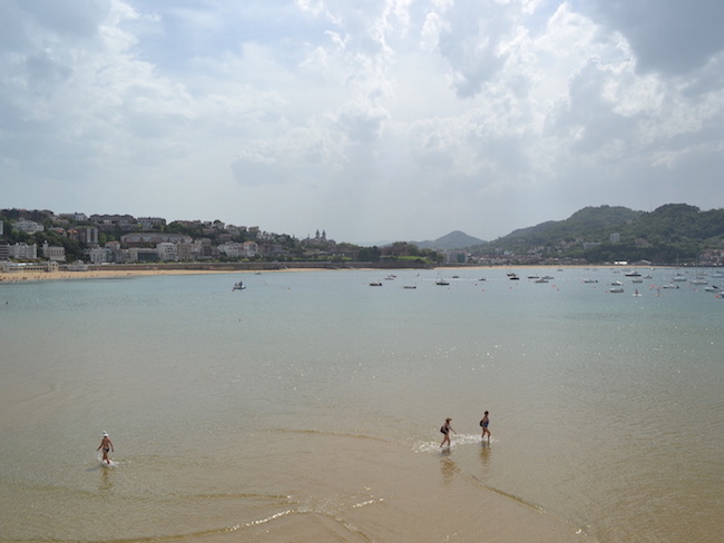 Zwemmen in de Concha baai tijdens een stedentrip naar San Sebastian in Baskenland (Noord-Spanje)