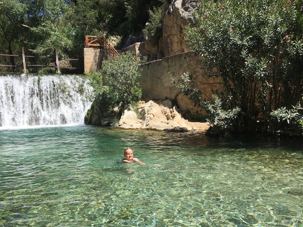 Zwemmen bij een waterval in de Algar rivier