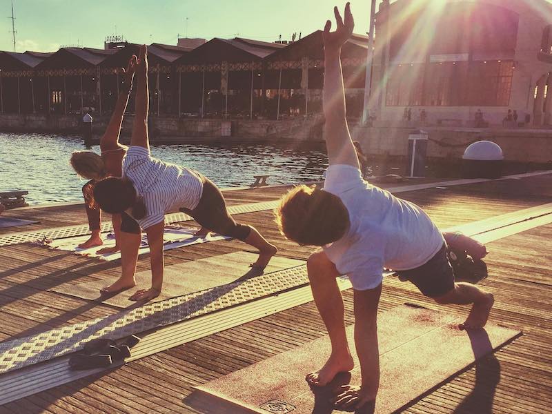 Yogales in de haven van Valencia