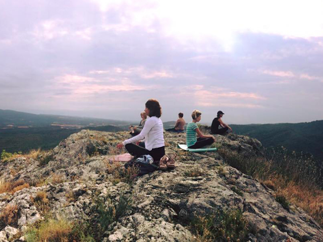 Mediteren op de rots bij bergdorpje Juseu in Aragon