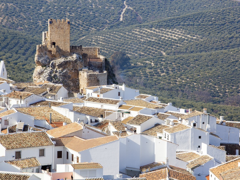 Wit bergdorp Zuheros in de Sierra Subbetiicas (Cordoba)