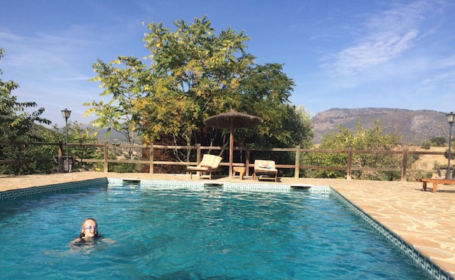 Het zwembad van vakantiehuis La Cabaña bij Cortijo La Mimbre Rural, in het olijvenlandschap van provincie Cordoba (Zuid Spanje)