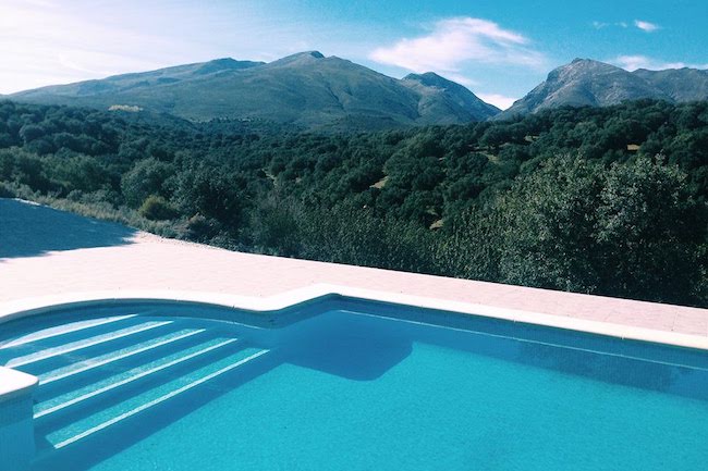 Het zwembad van Casa Luna in de bergen van Granada
