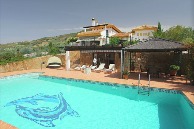 Zwembad van luxe vakantiehuis Los Chaparros in het binnenland van Málaga (Andalusië)