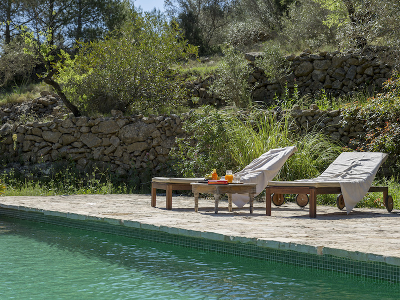 Zwembad van het kleinschalige vakantiepark Refugio Marnes in Spanje