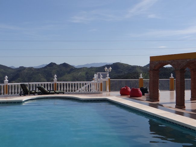 Vanuit het zwembad van Casa Sarandy kijk je prachtig uit over de bergen!