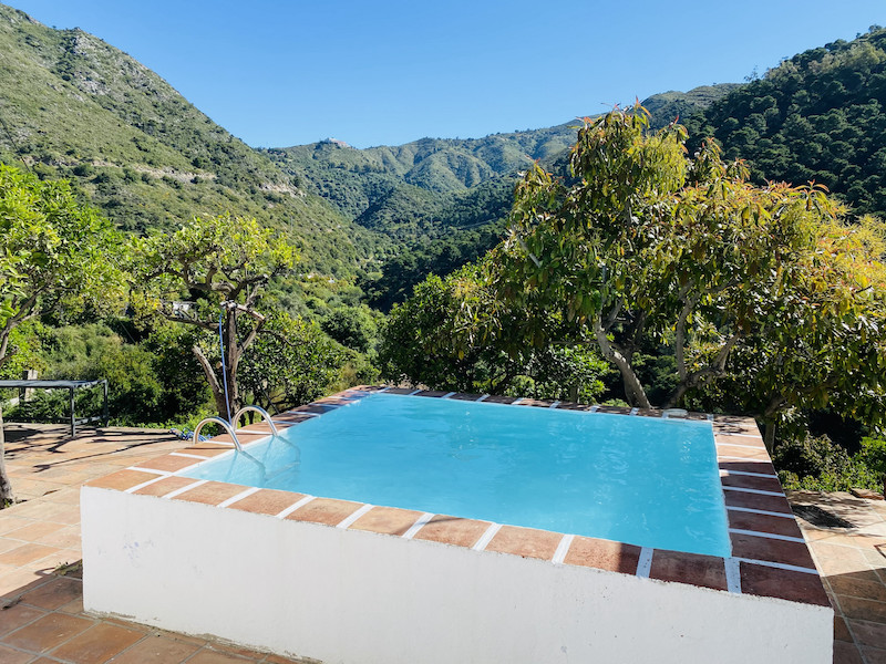 Zwembad van het rustig gelegen vakantiehuis Finca Flores bij Ojén (Malaga, Andalusië)